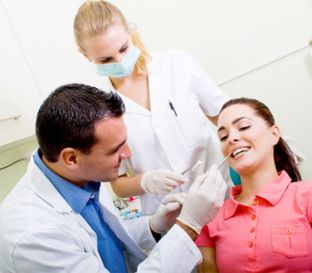Clínica Dental Flora Rabotnicoff mujer en cita odontológica